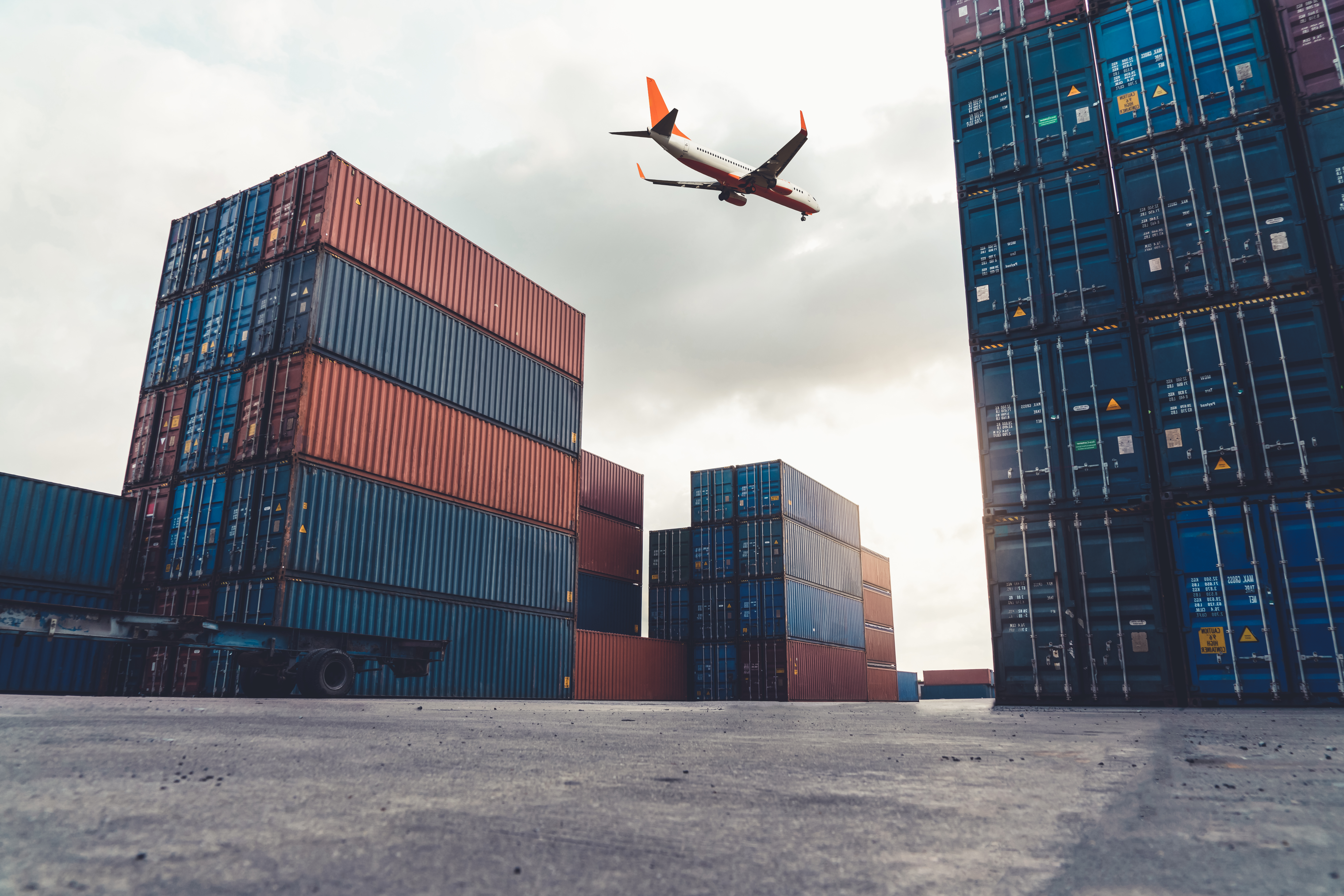 Packing and Shipping Options: Air Freight vs Sea Freight